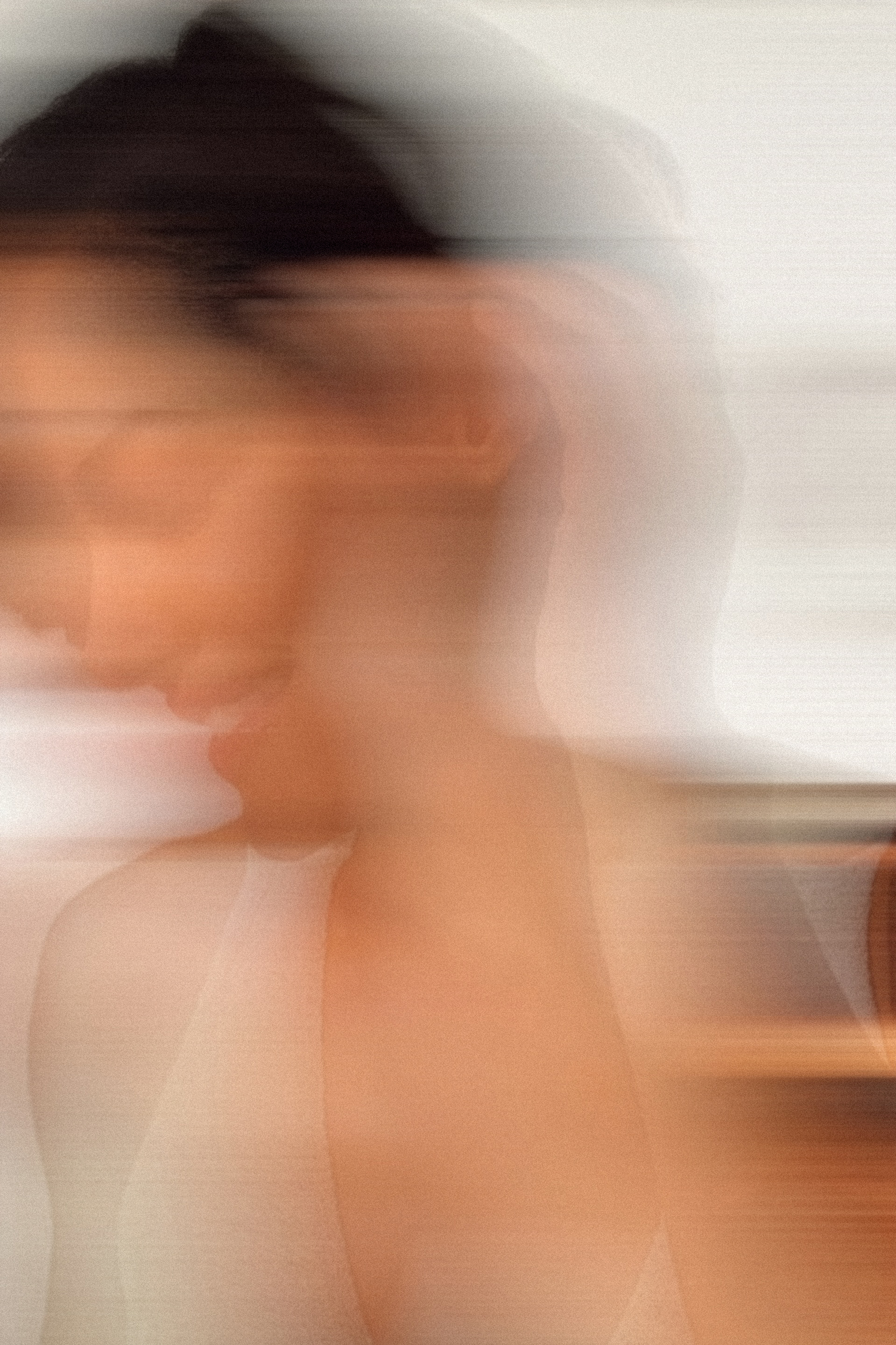 Mujer en movimiento en una imagen editorial de Medicina Estética Silenciosa
