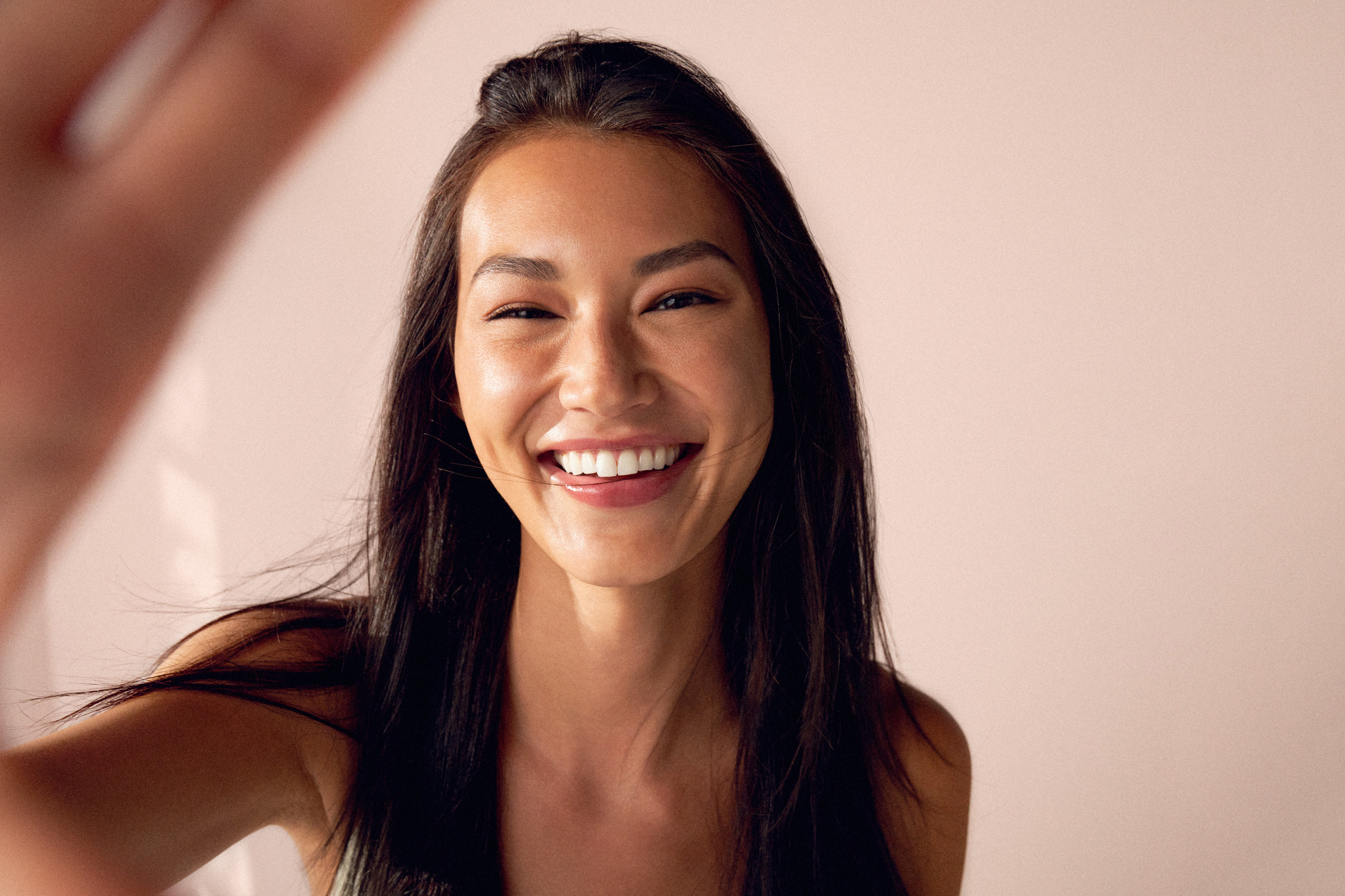 Mujer sonriendo en un retrato luminoso